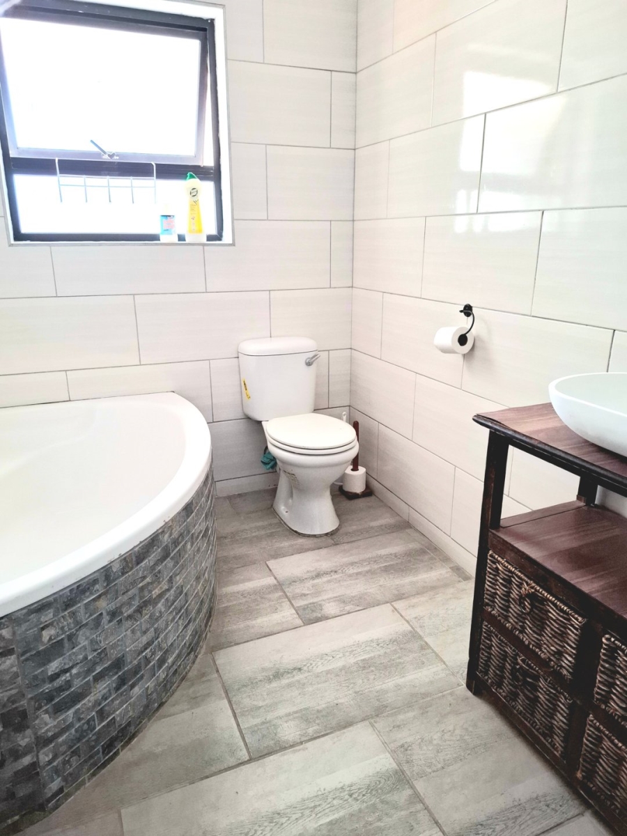 4 Bedroom Property for Sale in Oakdale Western Cape